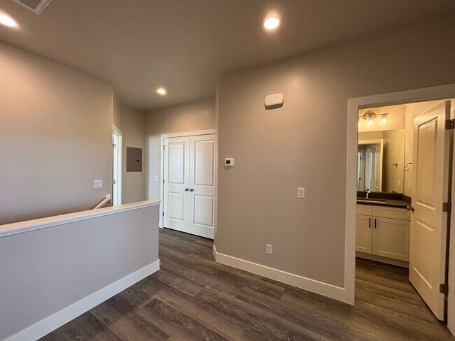 Building Photo - BRAND NEW TOWNHOME FOR RENT!