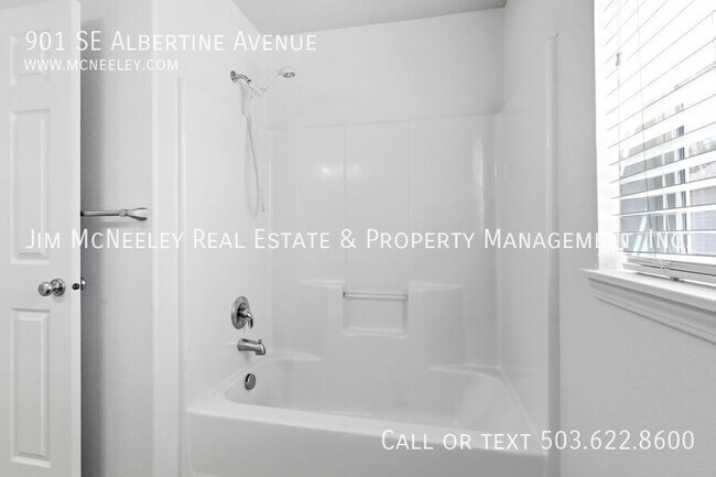 Building Photo - 901 SE Albertine St