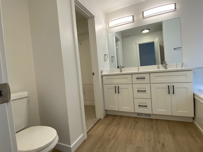 Building Photo - Stylish 4 Bedroom, 2 Bathroom Home with Gr...
