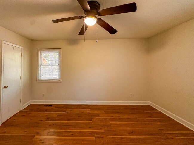 Building Photo - Spacious 4 Bed 2.5 bath Home Close to Fort Bragg