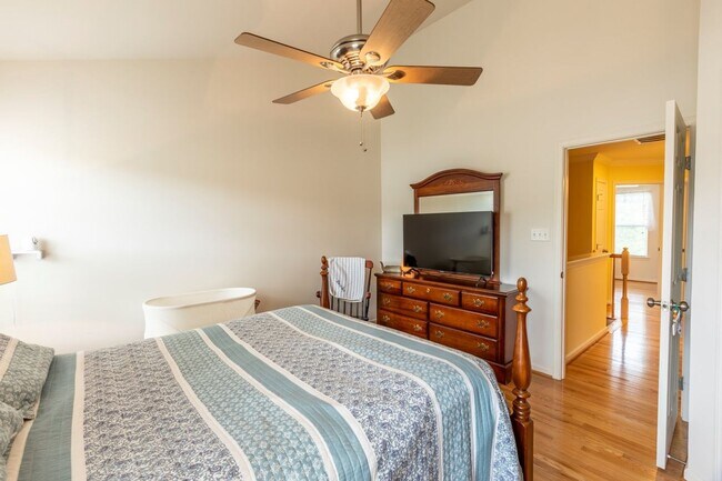 Building Photo - 703 Rainier Rd