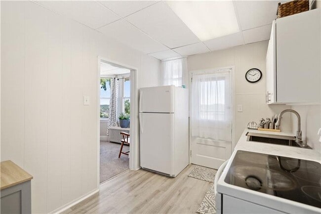 Building Photo - Breathtaking City Views – 3 Bedroom Home Minutes from Downtown!