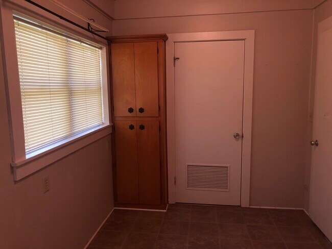 Building Photo - 716 W Georgia Ave