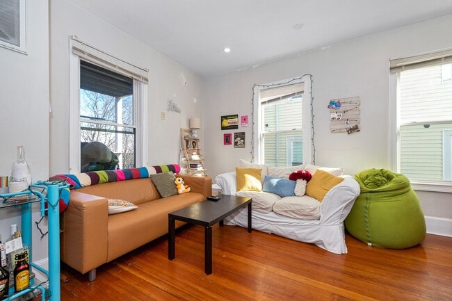 Building Photo - Nicely Priced 4-bed, 2-bath Mission Hill Apartment