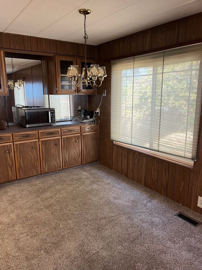 Building Photo - 3 Bedroom in Suburbs