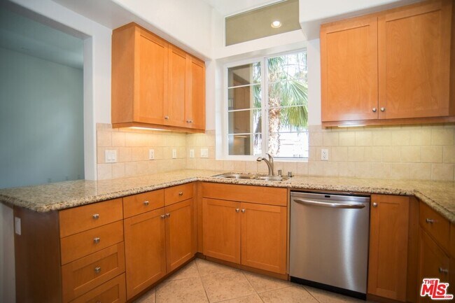 Building Photo - 5831 Seawalk Dr