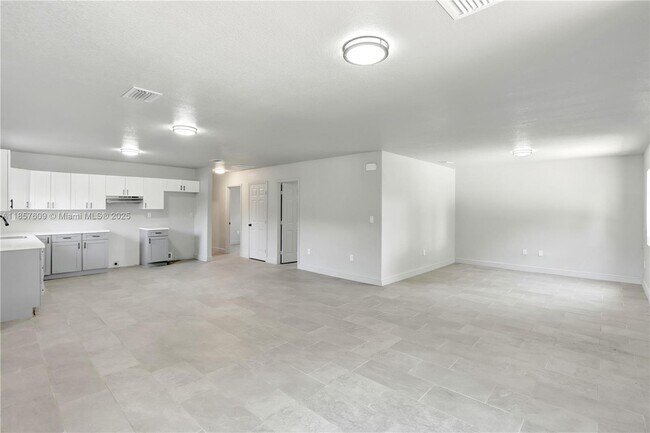 Building Photo - 861 NW 6th Ave