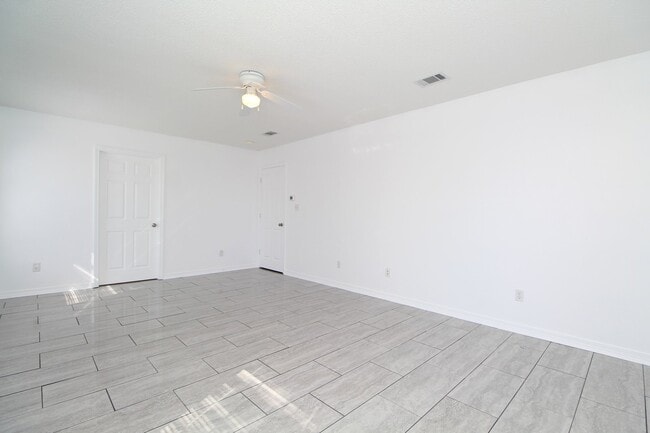 Building Photo - Spacious 4-Bedroom w/ Sunroom & Large Yard -