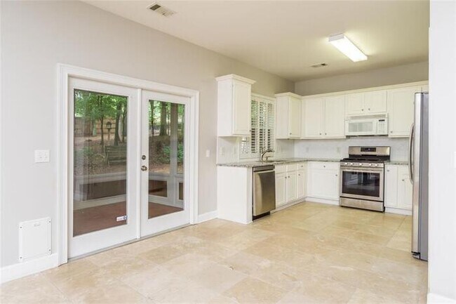 Building Photo - Alpharetta 4 bedroom home with large fenced in backyard