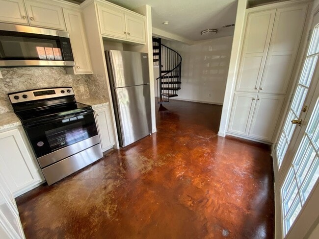 Building Photo - 2-Bed, 2.5-Bath Townhouse with Move-In Special – Walk to McNeese State University!