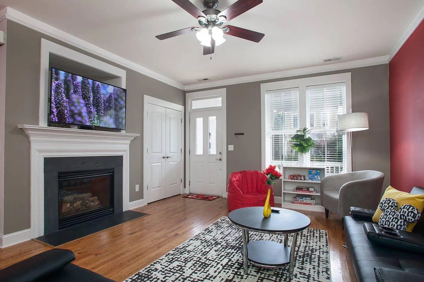 Building Photo - Room in House on Dubois Court