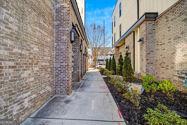 Building Photo - 2030 Main St NW