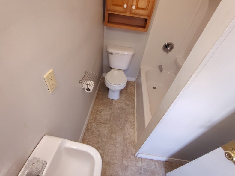 Building Photo - 330 N 11th St