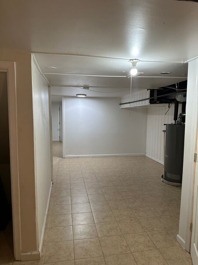 Building Photo - Spacious Rooms! Hardwood Flooring Througho...