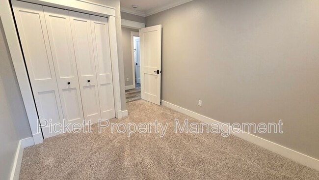Building Photo - 1331 NE Gilmax Ln