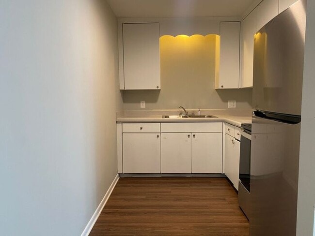 Building Photo - 2 Bedroom Unit was recently renovated. Liv...