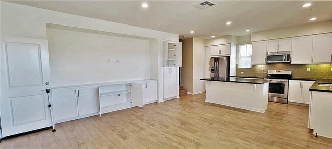 Building Photo - 2 Adelfa St