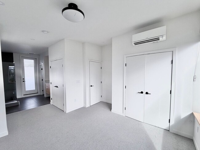 Building Photo - Modern 3-Level Townhome (2020) with Private Roof Deck & A/C