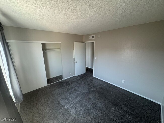 Building Photo - 575 Roxella Ln