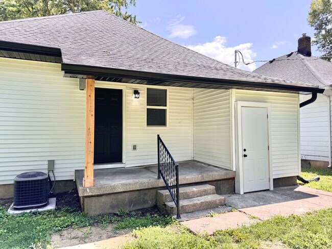 Building Photo - Charming & Fully Remodeled 2-Bed Gem – You...
