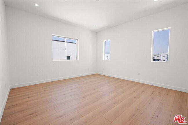 Building Photo - 5214 Satsuma Ave