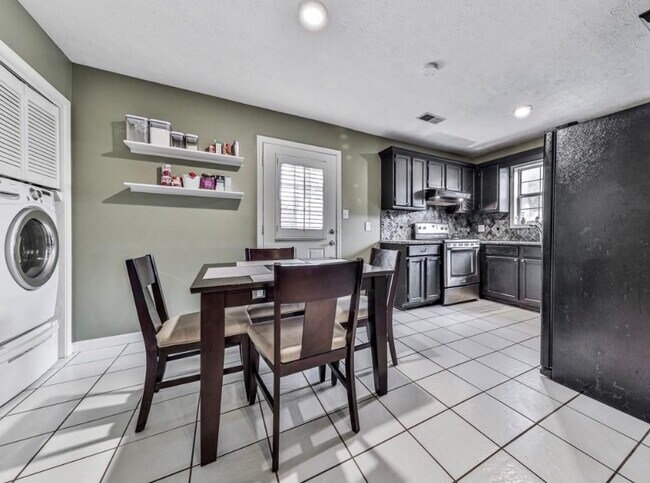 Building Photo - 4925 Farmstead Ct NE