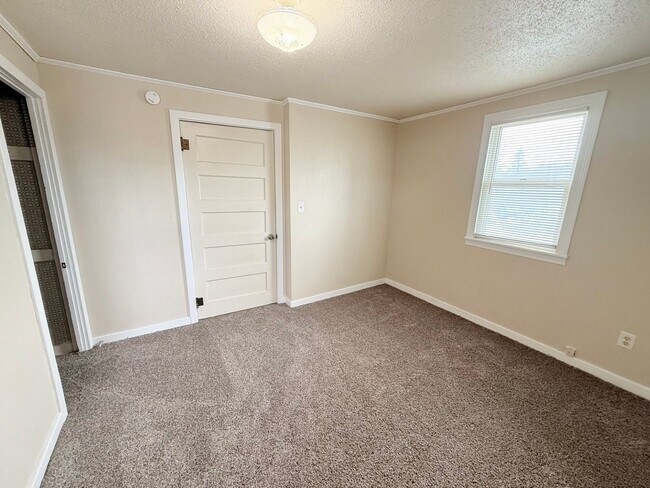 Building Photo - 5BR Home with Fenced Backyard, Firepit & Bonus Space