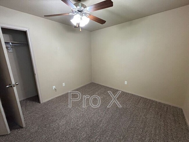 Building Photo - 3304 SW Victoria Pl