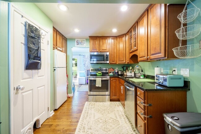 Building Photo - This 3 Bed 2.5 Bath Burke, VA Townhome is a Must See!
