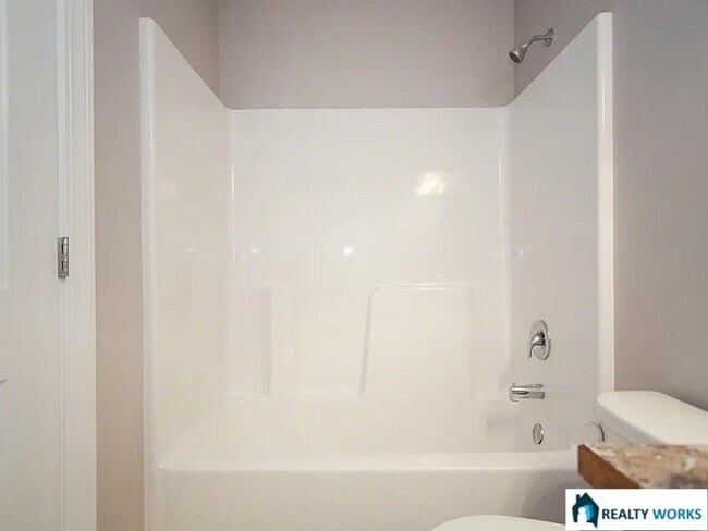 Building Photo - Spacious 4 Bed, 3 Bath Townhome with finished Basement