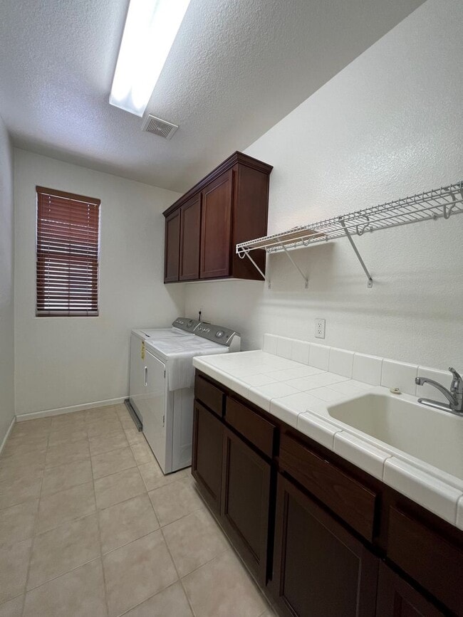 Building Photo - Desirable 4 Bed 3 Bath 2-Story Home in Folsom
