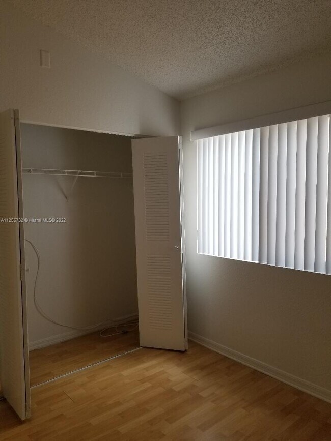 Building Photo - 6225 SW Kendale Lakes Cir