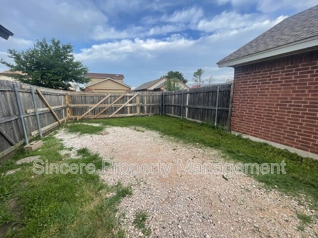 Building Photo - 2121 Lonnie Ln