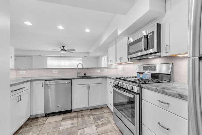 Building Photo - Large, Luxurious 2 Bedroom 2 Bath at Parks...