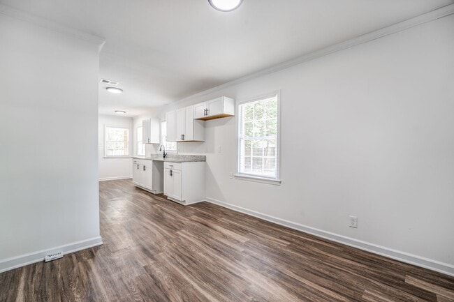 Building Photo - 4036 N Lake Forest Dr