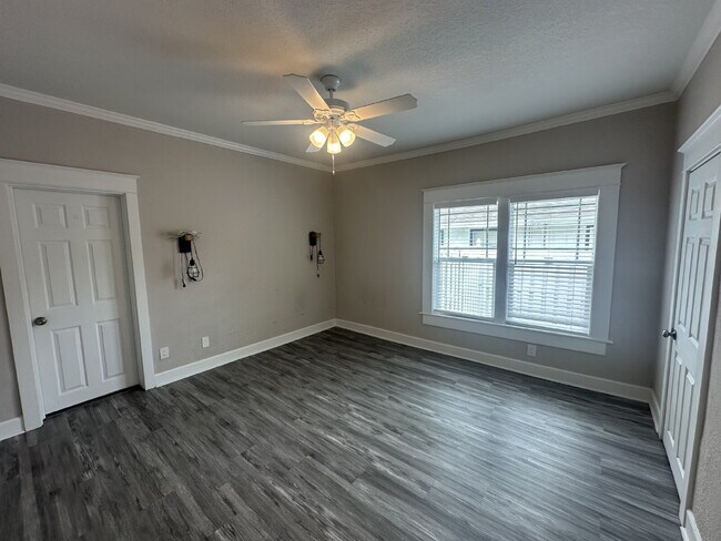 Building Photo - Beutifully Updated 2 Bedroom Home in Dixieland Community in South Lakeland