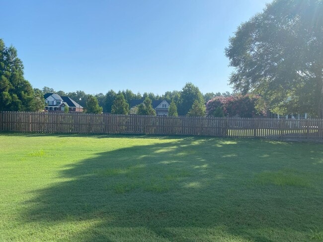 Building Photo - 3 Bed/3 Bath with 2 Bonus Rooms!!!