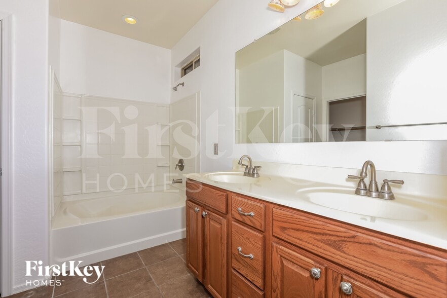 Building Photo - 4954 E Odessa Dr