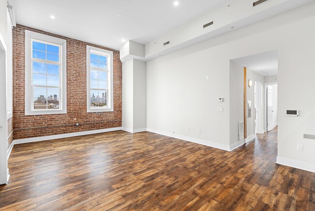 Building Photo - 6200 Hudson Ave