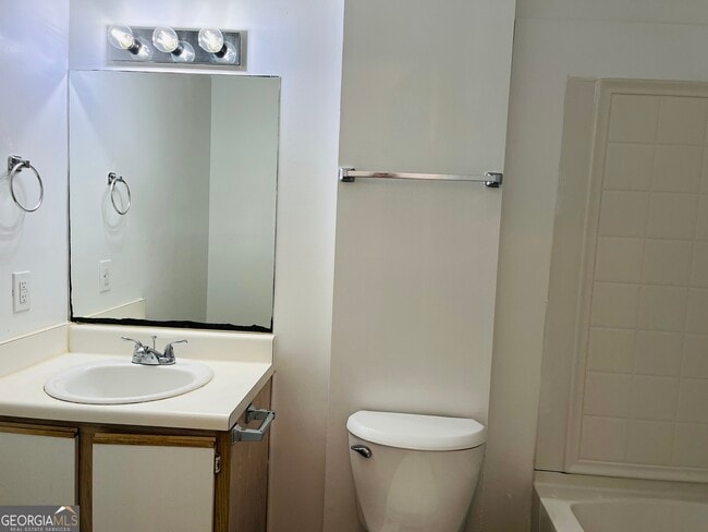 Building Photo - 42 Robinson St