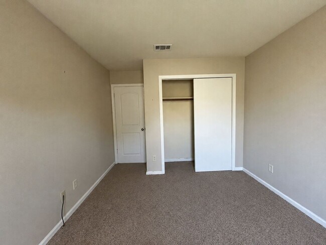 Building Photo - 913 Bernstein Ct