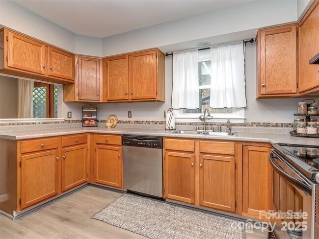 Building Photo - 8715 Parkchester Dr