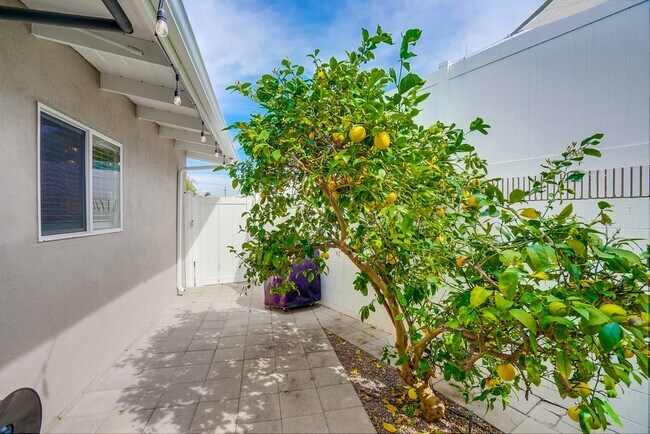 Building Photo - 12042 Sylvester St