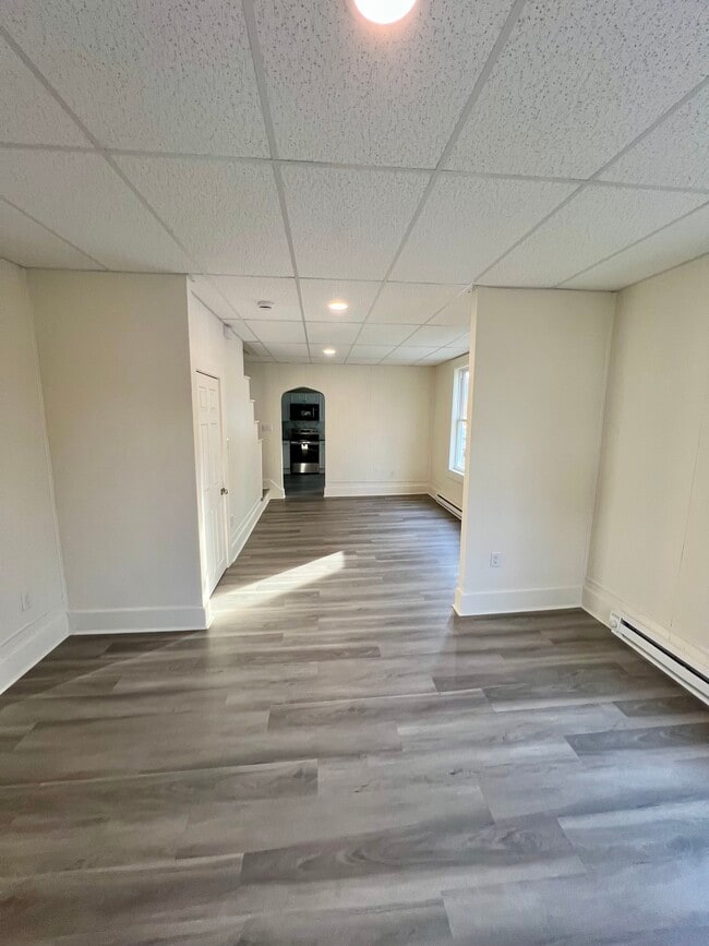 Building Photo - 423 Center St