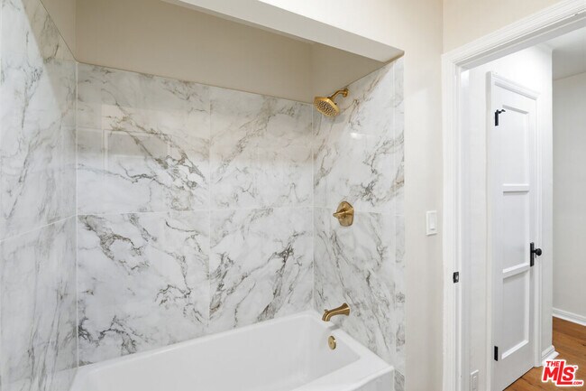 Building Photo - 10309 La Grange Ave