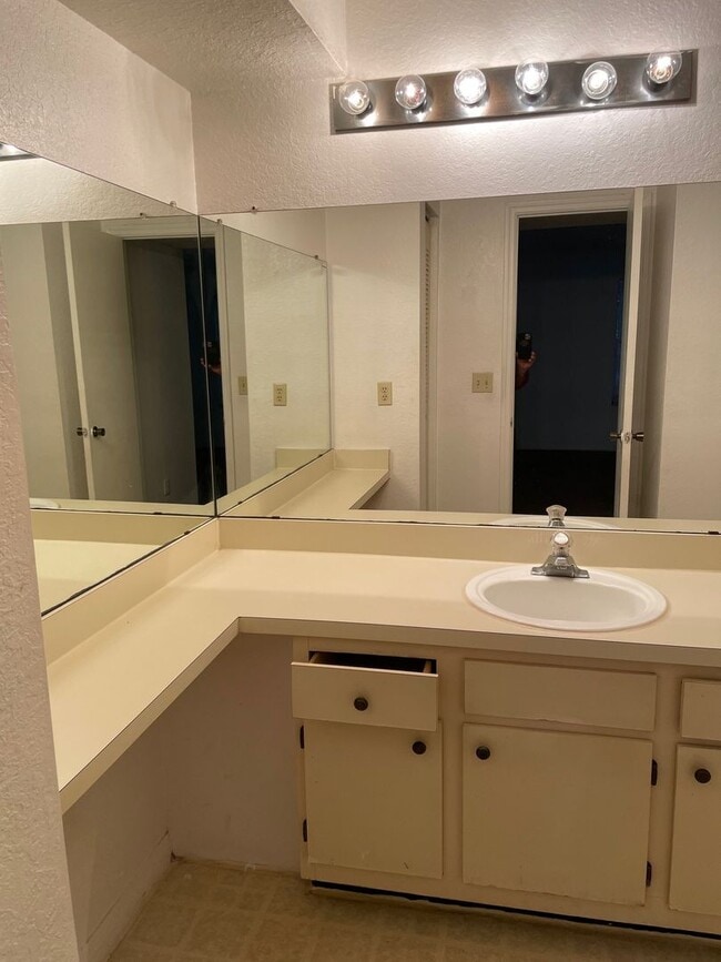 Building Photo - Venetian place two bedroom Condo