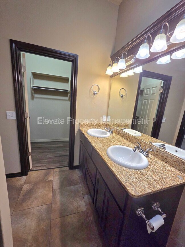 Building Photo - 2301 Starwood Wy