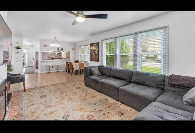 Building Photo - 143 Hallock St