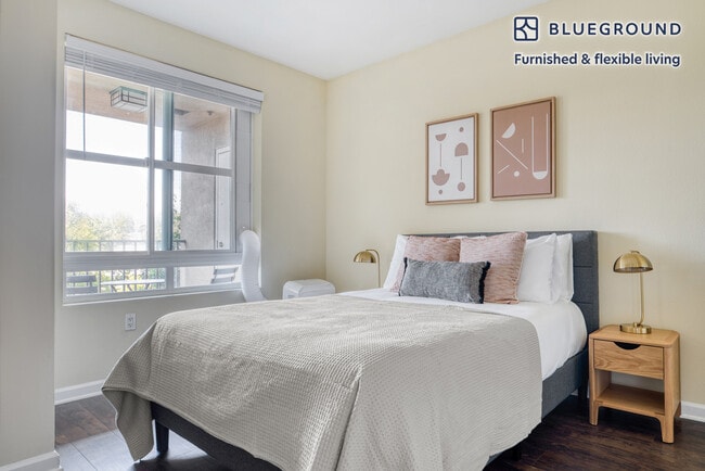 Building Photo - 853 Commodore Dr