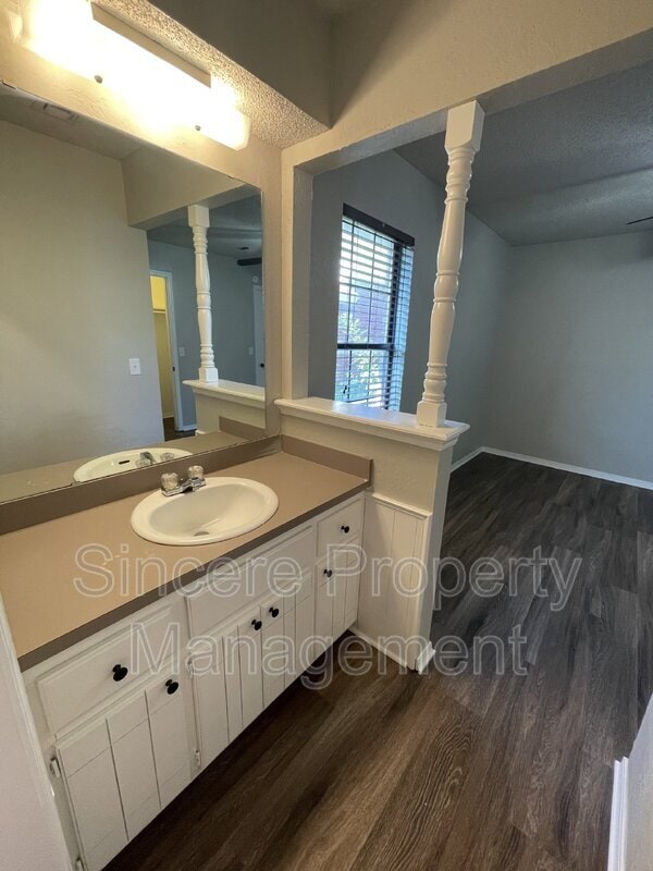 Building Photo - 2121 Lonnie Ln